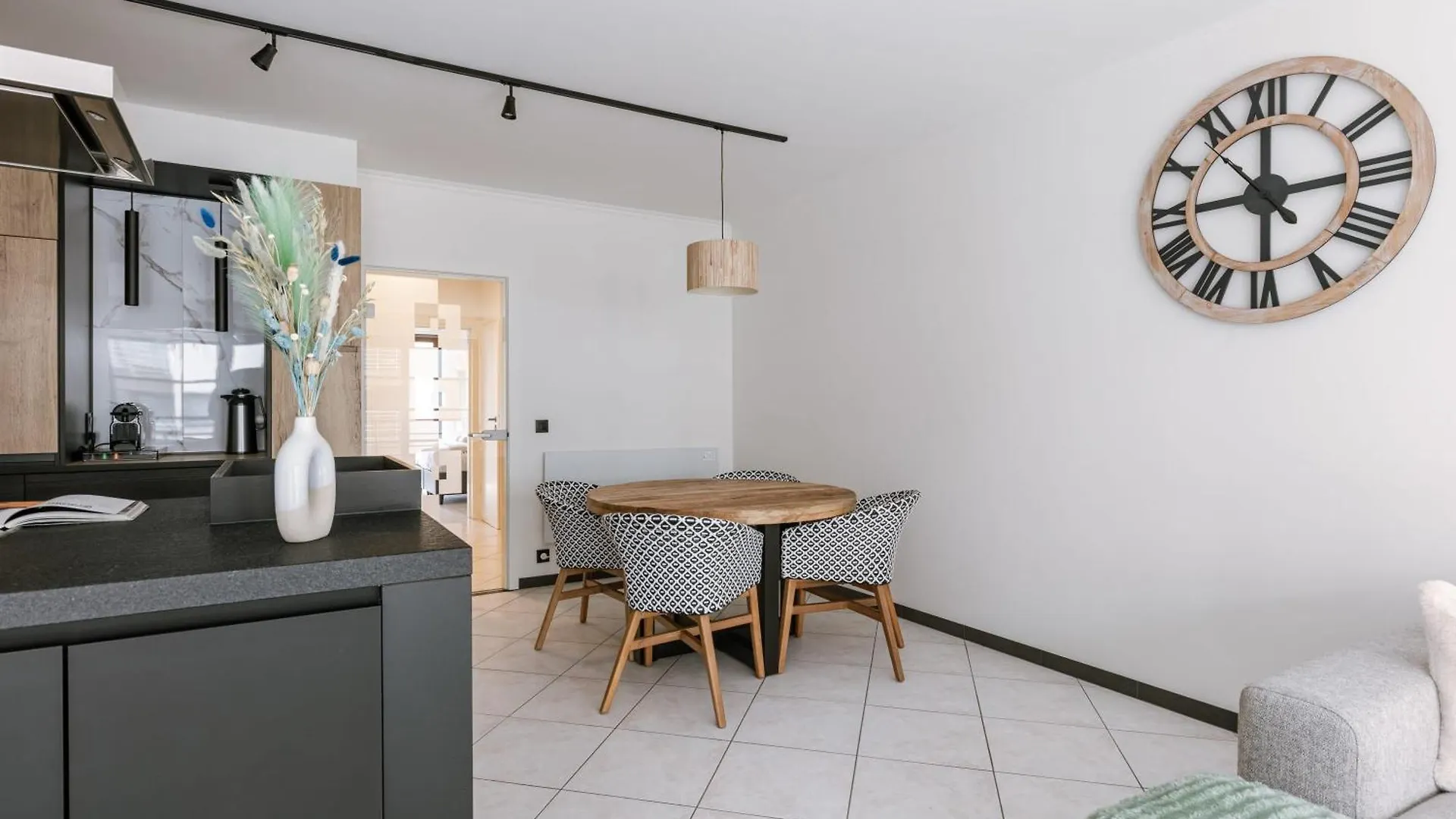 Huswell - Stylish Two Bedroom Apartment On Top Location Middelkerke